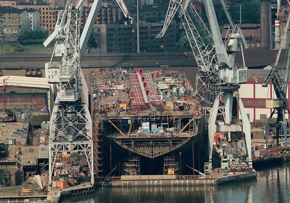 Una de las últimas imágenes de La Naval de Sestao cuando aún permanecía el 'Vox Alexia' en la grada de construcción