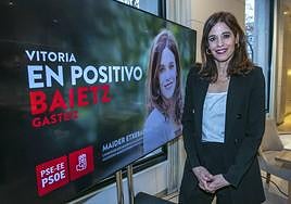 Maider Etxebarria, ante un monitor en el que se muestra el cartel de su campaña electoral.