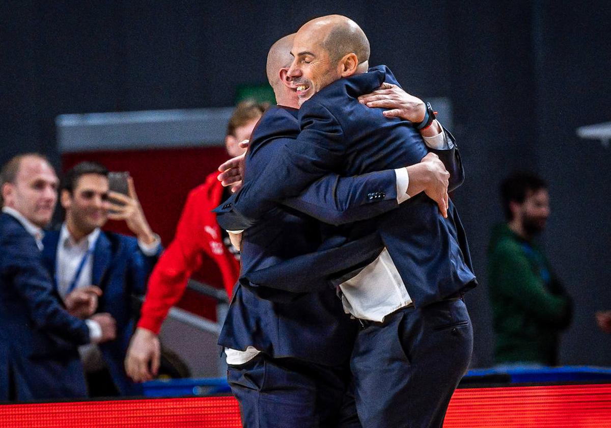 Peñarroya se abraza a su asistente, Álex Formento, tras el triple ganador de Costello.