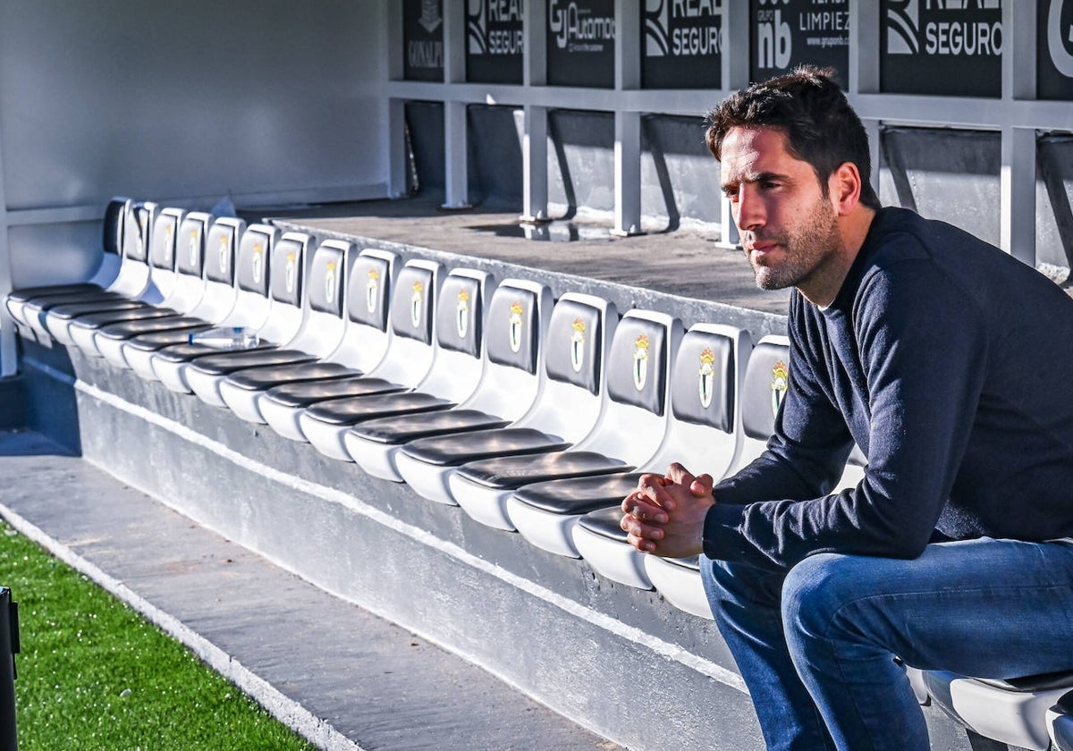 Iñigo Vélez de Mendizabal posa en el banquillo del Burgos cuando entrenaba al Amorebieta.