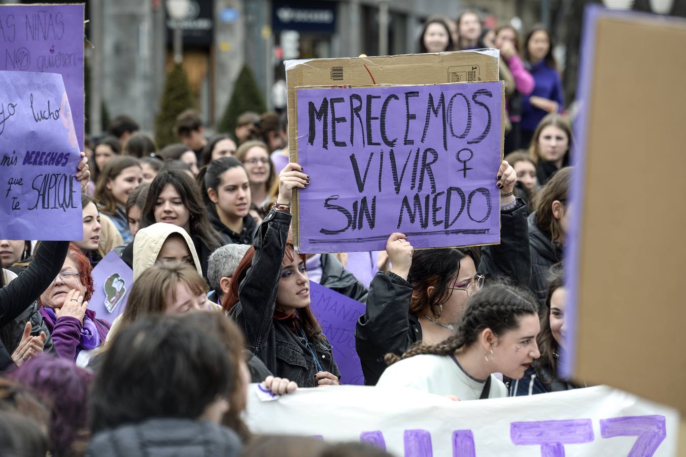 Miles de estudiantes por el 8-M en Bilbao