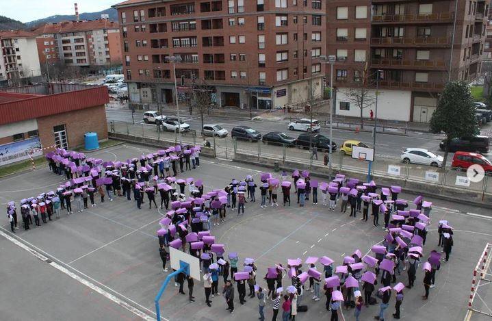 La ola morada protagoniza el 8M en todas las localidades de Ayala