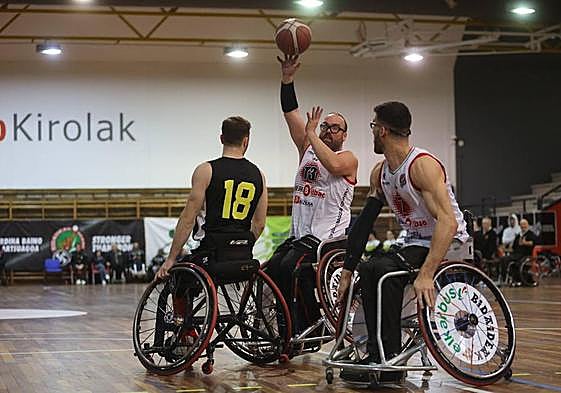 Asier García lanza a canasta en la fase previa de la Champions