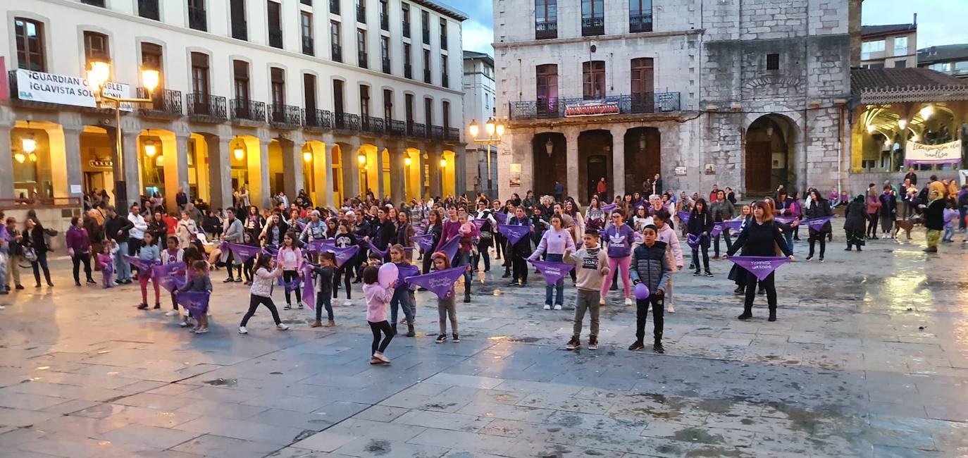 La ola morada protagoniza el 8M en todas las localidades de Ayala