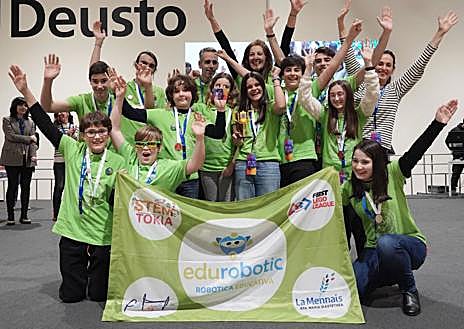 Imagen secundaria 1 - Ezkerretik eskumara eta goitik behera, lehenengo argazkian txapelketako irabazleak, San Fidel Ikastola (Gernika). Ordoren bigarren postuan geratu den taldea, Stem Toki-Edurobotic (Portugalete). Azkenik ikaskideak animatzen aritu den neska taldea.