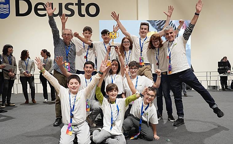 Imagen principal - Ezkerretik eskumara eta goitik behera, lehenengo argazkian txapelketako irabazleak, San Fidel Ikastola (Gernika). Ordoren bigarren postuan geratu den taldea, Stem Toki-Edurobotic (Portugalete). Azkenik ikaskideak animatzen aritu den neska taldea.