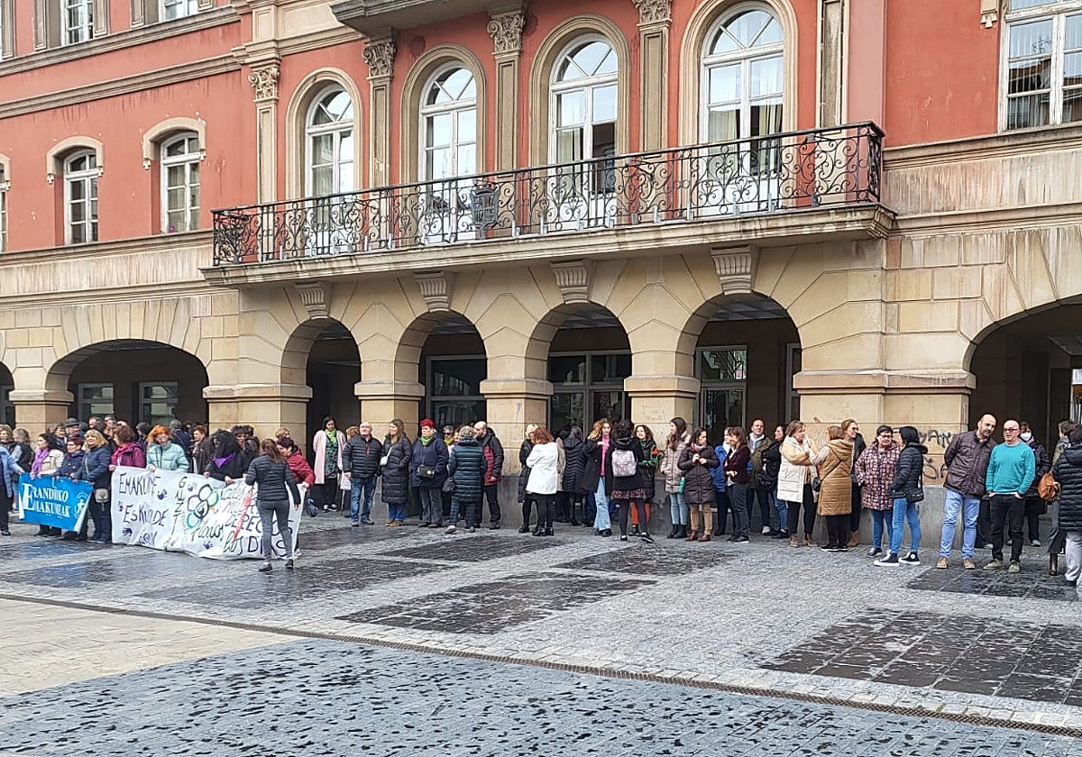 Imagen de la concentración en la plaza del Ayuntamiento de Erandio Bekoa.