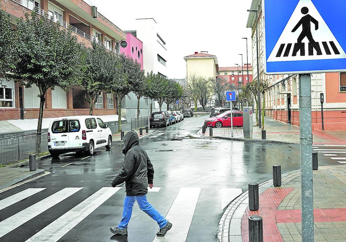 Al fondo, el tramo de la calle Cantabria que se cerrará al tráfico en los próximos días.