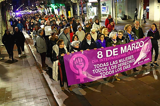 La manifestacion por el dia internacional de la mujer recorre las calles de Miranda de Ebro.