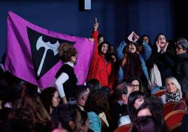 Activistas contra la 'ley trans' protestan en el acto organizado por el Ministerio de Igualdad este 8-M.