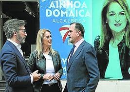 Oyarzabal, Domaica e Iturgaiz, frente a la nueva sede electoral.