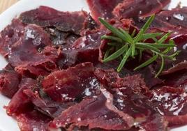 'Cecina loncheada en aceite de oliva' con fecha de caducidad del 11 de julio de 2023.