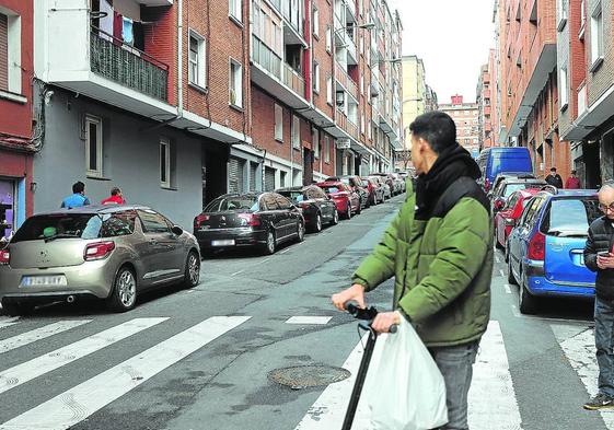 Coches aparcados en una calle del barrio de Arangoiti.