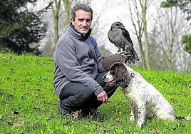 Manolo Jiménez, presidente de los cetreros vizcaínos, con su azor 'Isis' y su perra 'Nala', en el monte Avril, en Bilbao.