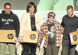 Mejorar las tierras de cultivo Saioa Urizar, directora de Instituciones BBVA Norte, junto a los ganadores de la categoría para mayores de 18 años Yeray Vega, Tania Alberia, Teresita Martín, Álvaro de la Trinidad y Danae Abecia, del Instituto Agrario Arkaute.