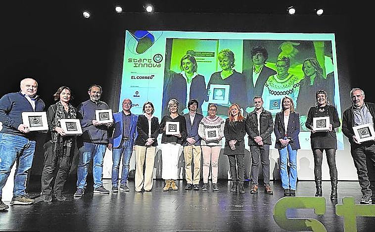 Imagen principal - Los directores y jefes de estudios de los centros recogen su placa conmemorativa de manos de Daniel Gómez, María Aldekoa, José María Martínez, Itziar López Armentia, Roberto Castro y Argiñe Martínez, en representación de las empresas mentoras. | Los directores y jefes de estudios de los centros recogen su placa conmemorativa de manos de Daniel Gómez, María Aldekoa, José María Martínez, Itziar López Armentia, Roberto Castro y Argiñe Martínez, en representación de las empresas mentoras. | Alfredo Sánchez, director comercial de EL CORREO y Jaime de la Cal, responsable de proyectos de la Fundación Michelin, entregan los diplomas y los iPad a los tutores de los diez equipos finalistas. 