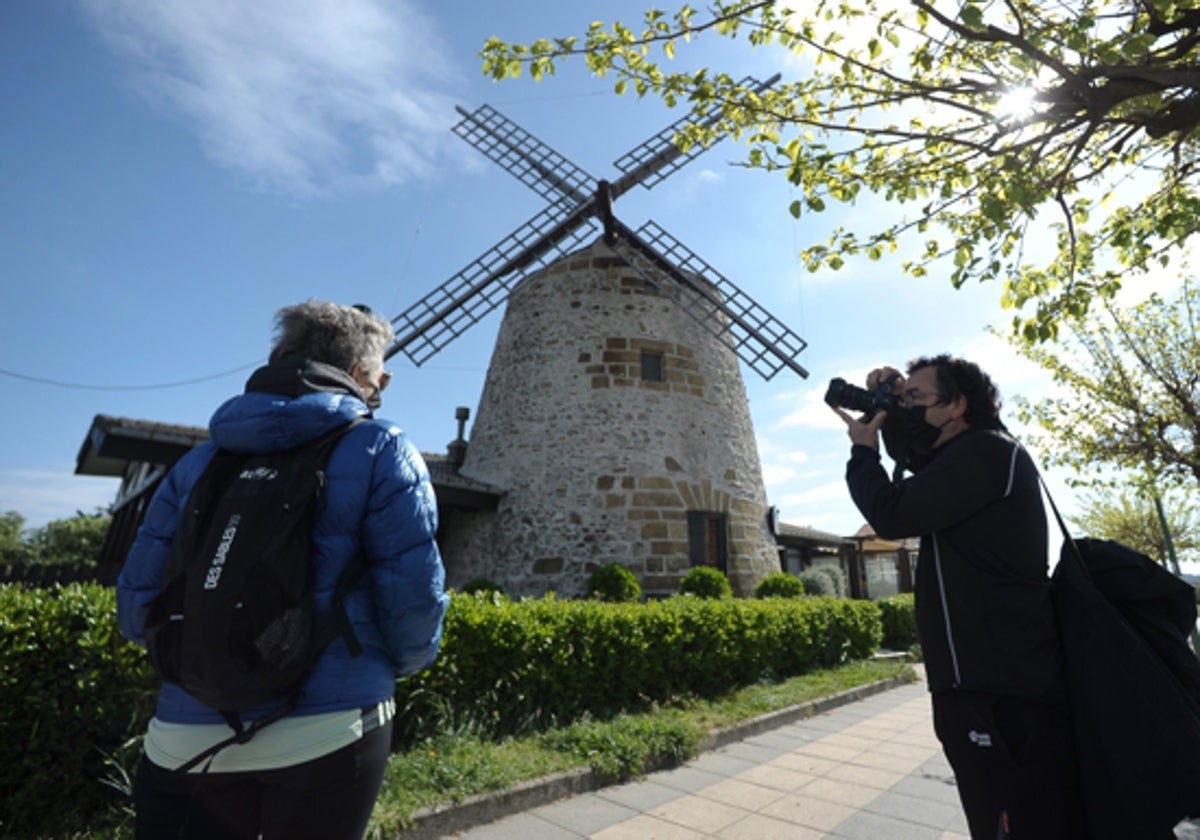 El molino viento de Aixerrota está en un paraje privilegiado y muy concurrido.