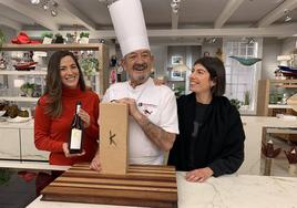 Karlos Arguiñano junto a su hija Amaia (izquierda) y la enóloga Andrea Vargas.