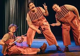 Una escena de 'Las que limpian', que incluye algún número musical con útiles de limpieza como elementos de percusión.