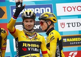Roglic saluda desde el podio de la Tirreno-Adriático.