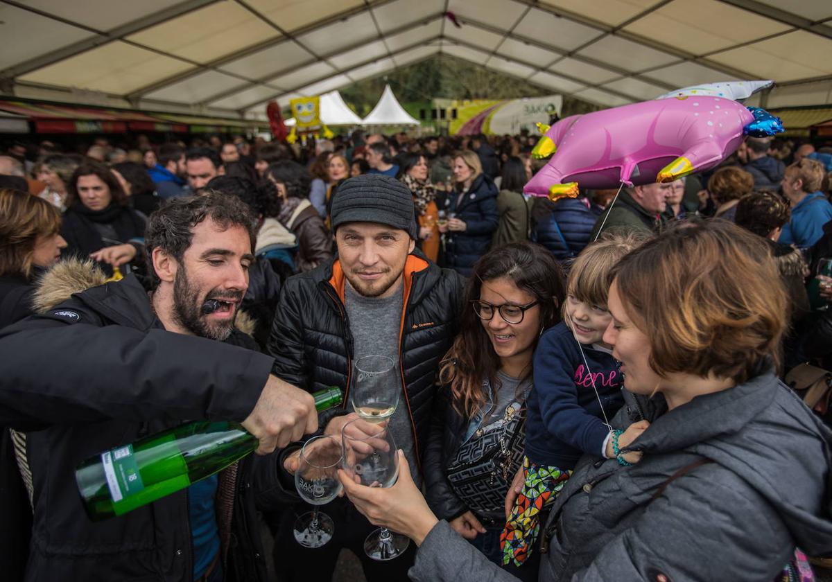 Una cuadrilla descorcha una botella de txakoli en la Feria de San José de Bakio del pasado año.