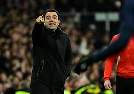 Xavi Hernández da instrucciones a sus futbolistas.
