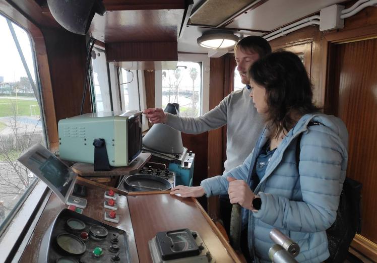 Gaizka Medina, técnico de Turismo, muestra los entresijos del puente de mando.