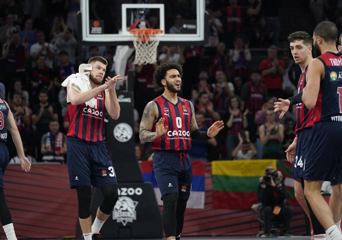 Howard recuperó sensaciones y anotó cuatro triples. En la imagen, es felicitado por sus compañeros antes de un tiempo muerto.
