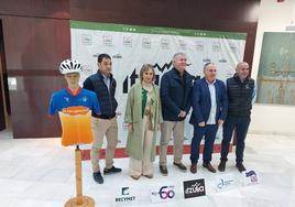 Aitor Silloniz (Recymet), Goretti Frías (EKIN), Julián Eraso (OCETA), Andoni Agirrebeitia (alcalde de Amorebieta) y Rubén Manzanedo (Sociedad Ciclista Amorebieta)