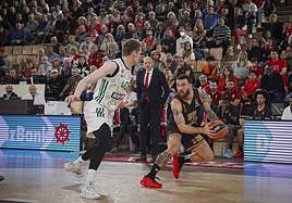 Mike James busca espacio para lanzar ante Grigonis en el partido del miércoles.