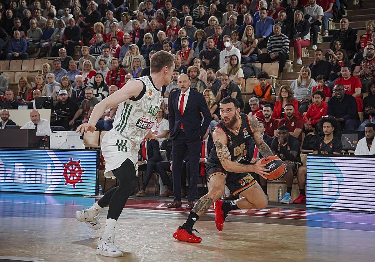 Mike James busca espacio para lanzar ante Grigonis en el partido del miércoles.