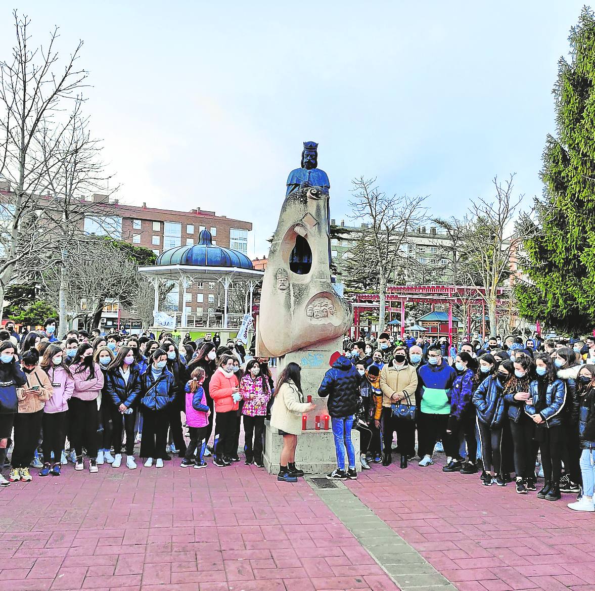 Mil personas, la mayoría adolescentes, rindieron un homenaje al fallecido en el Antonio Machado.