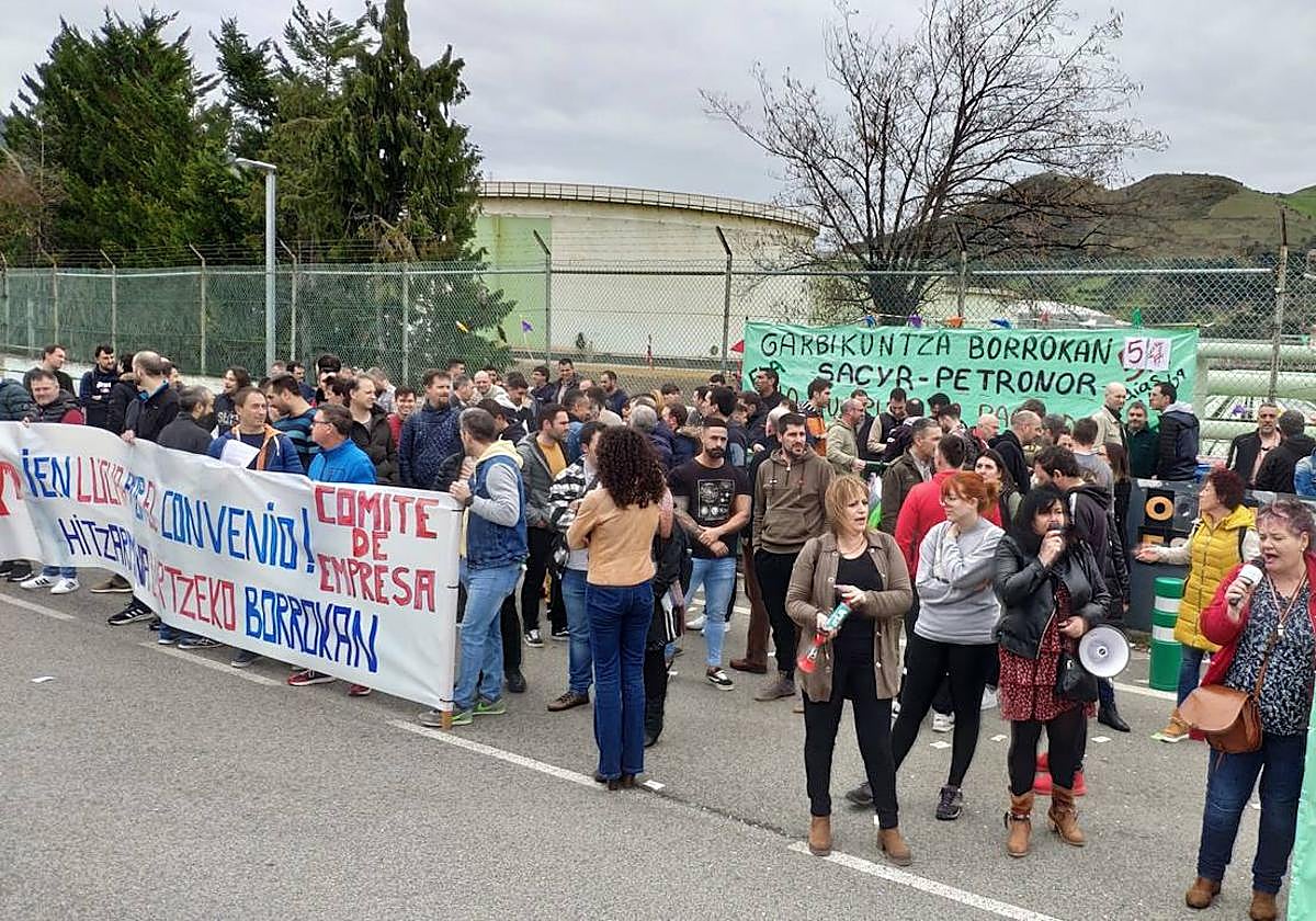 La huelga de este fin de semana ha comenzado con una concentración frente a la planta.