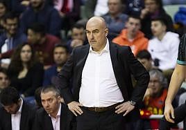 Jaume Ponsarnau sigue con atención el partido.