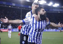 Salav Sevilla abraza a Villalibre después de uno de sus goles ante el Eibar.