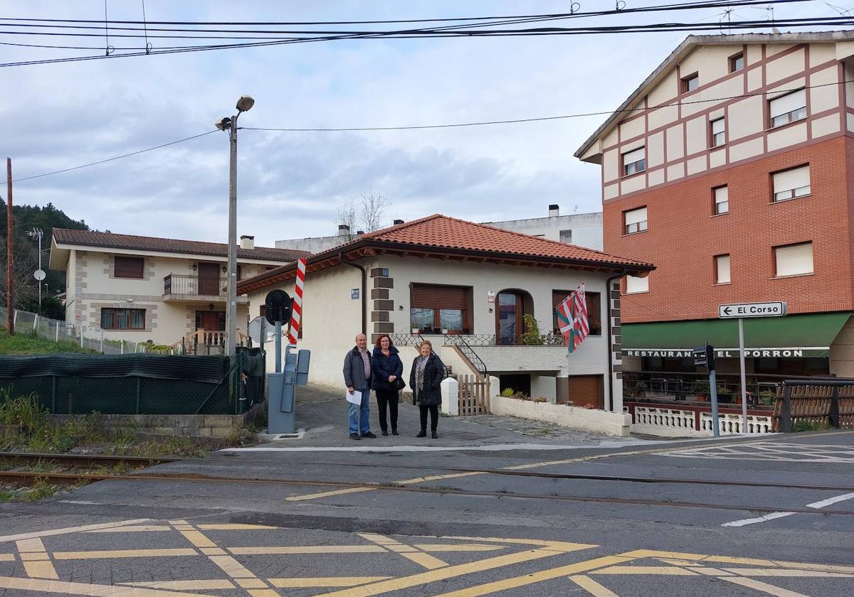 Manuel Izquierdo, Idoia Berroeta y Mari Ascen García de Andoin, delante de la casa que se prevé derribar.