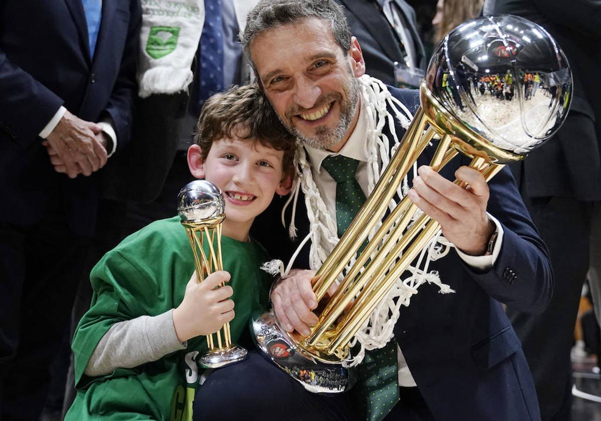 Ibon Navarro, con su hijo Aritz, tras ganar la Copa como entrenador del Unicaja.