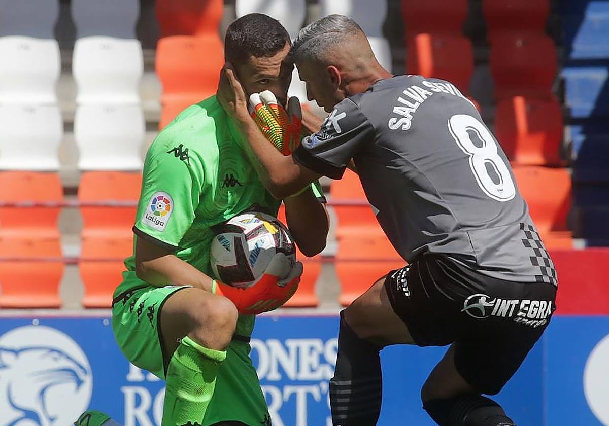 Salva Sevilla se disculpa con Whalley, portero del Lugo.