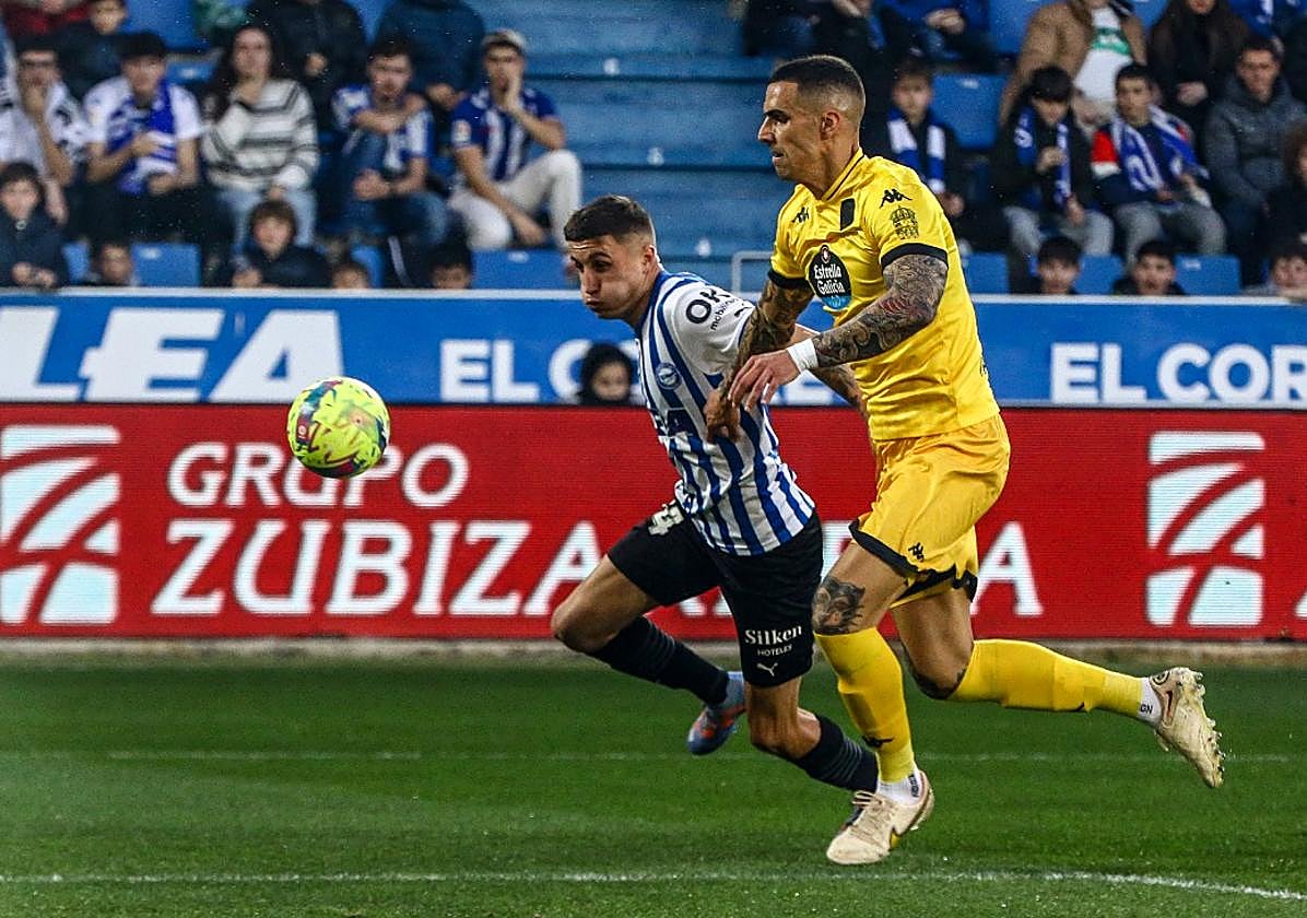 Benavídez, Villalibre y Abqar ven pasearse el balón en el enésimo centro que intentó el Alavés en busca del gol.
