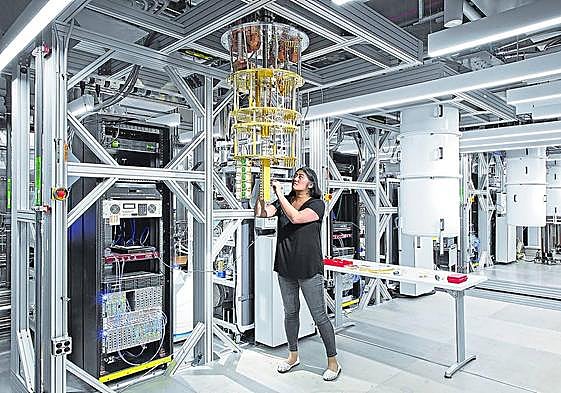 Una científica de IBM trabaja en el montaje del superordenador cuántico IBM Quantum System One que aterrizará en San Sebastián a finales de 2024.
