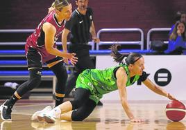 María Asurmendi pelea una balón ante la defensa de Ygueravide