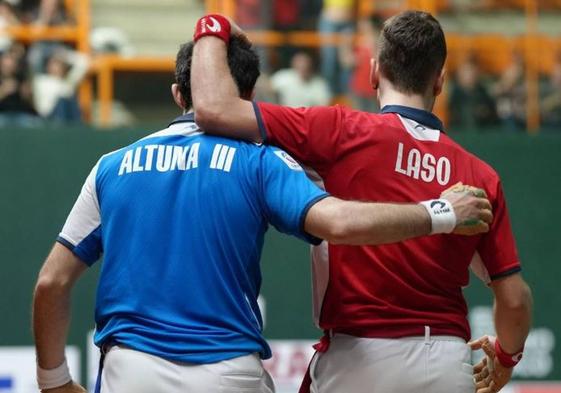 Altuna III y Laso se saludan tras el final de un partido durísimo en el Ogueta.