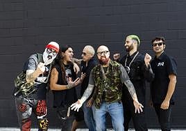 César Strawberry, con chaleco de camuflaje, junto a sus compañeros de Def Con Dos, que tocarán todo 'Armas pal pueblo' en el orden del disco, además de otros temas conocidos.