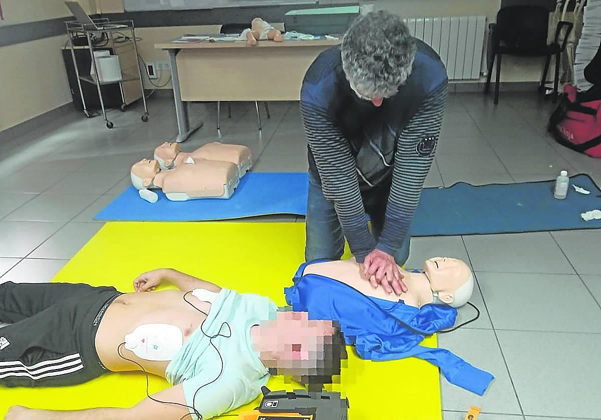 Ayer se ofreció un curso de reciclaje del manejo del desfibrilador.