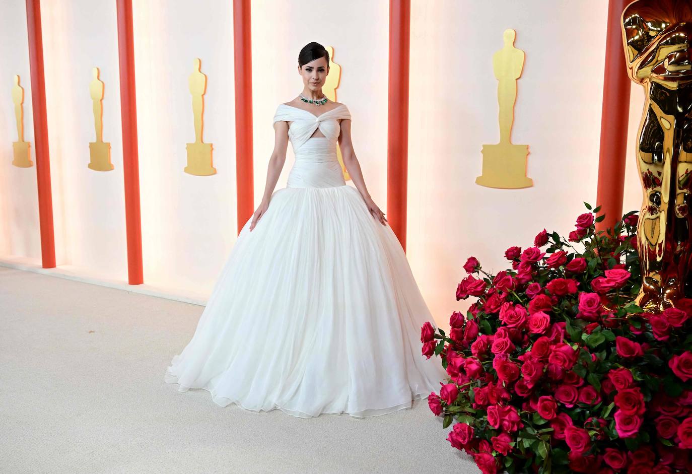 La actriz y cantante Sofia Carson ha optado por un vestido de corte princesa de Giambattista Valli. El cuerpo, con un corte en el centro y juegos de drapeados, aporta un toque inesperado. Su imponente collar con esmeraldas y diamantes pone la guinda al look. 