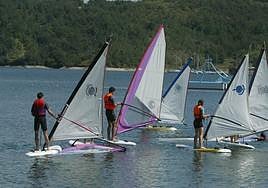 Las actividades náuticas en la isla de Zuatza son un clásico del verano.