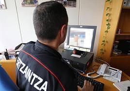 Un ertzaina rastrea ciberdelitos.