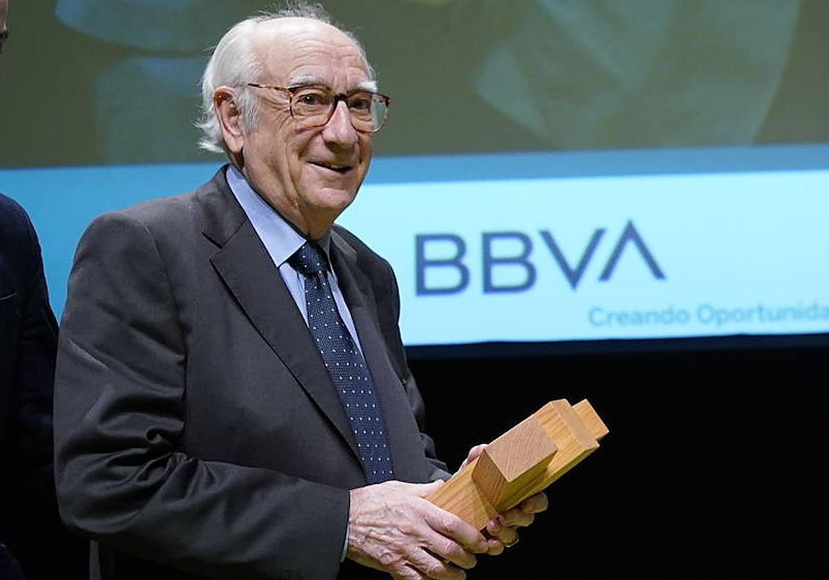 Fermín Posada González de Sarralde, con el galardón.