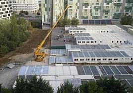 Barracones en el colegio provisional Aldaialde.