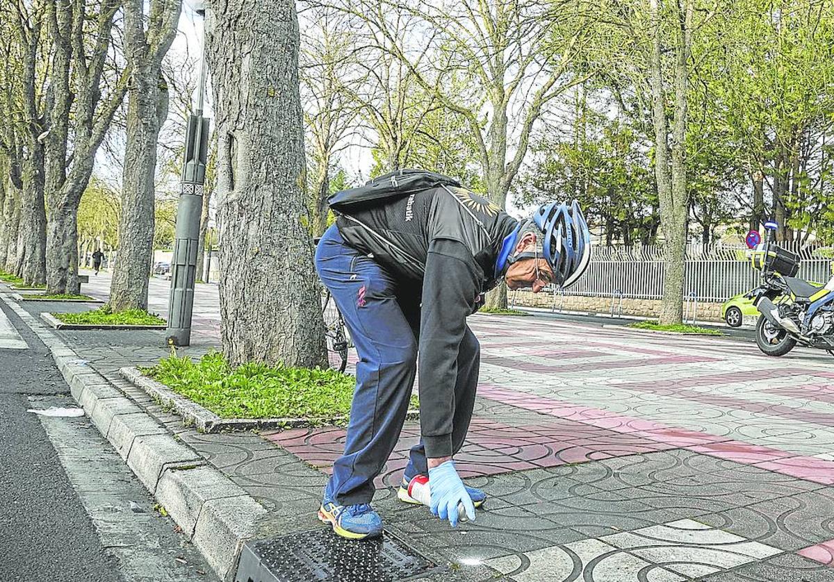 Salida y meta. Uno de los medidores marca en el paseo de Cervantes el kilómetro cero y la llegada del maratón bajo la mirada de director técnico Aitor Morel.